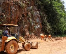 Deslizamento de terra na BR-277 Litoral