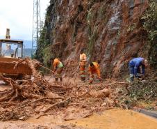 Deslizamento de terra na BR-277 Litoral