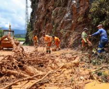 Deslizamento de terra na BR-277 Litoral