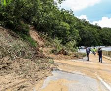 Deslizamento de terra na BR-277 Litoral