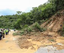 Deslizamento de terra na BR-277 Litoral