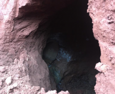 Caverna esférica de 4,8 metros de diâmetro localizada a 3 metros de profundidade na terceira faixa da PR-445, no km 3+600, em Mauá da Serra