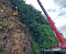 Serviços de contenção emergencial na BR-277