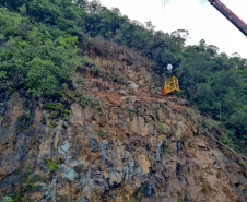 Serviços de contenção emergencial na BR-277