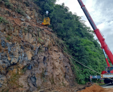 Serviços de contenção emergencial na BR-277