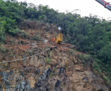 Serviços de contenção emergencial na BR-277