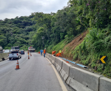 Serviços de contenção emergencial na BR-277