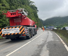 Guindaste do DER/PR na BR-277