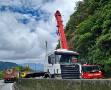 Guindaste do DER/PR na BR-277