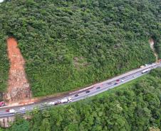 Obras de contenção na BR-277 com guindastes