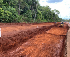 Viaduto km 3+970 conformação do subleito para lançamento do rachão para fundação do muro de contenção