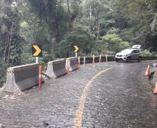 Km 11 - Barreiras de concreto New Jersey e sinalização instaladas