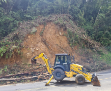 Serviços no km 8 da Estrada da Graciosa