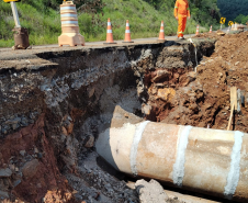 Novo bueiro de concreto em execução