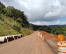 Terraplenagem em andamento em pista danificada