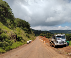 Terraplenagem em andamento em pista danificada