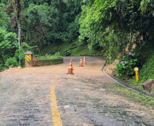Pista no local do deslizamento de material