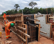 BR-469 Canteiro de obras execução de vigas para viaduto