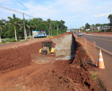 Lançamento de rachão para fundação do muro de contenção