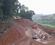 Estacas do muro de contenção da PR-182