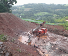 Estacas do muro de contenção da PR-182