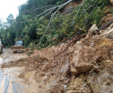 PR-340, próximo a Tibagi, queda de barreira