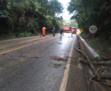 PR-340, próximo a Tibagi, sinalização próximo a queda de barreira