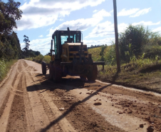 Conservação de via não pavimentada na área 03 da Superintendência Regional Leste do DER/PR