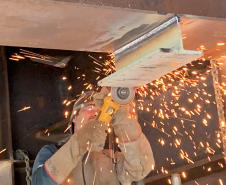 Ponte - Acabamento da solda da via de rolamento da Plataforma de Inspeção e Manutenção da Ponte