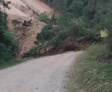 Queda de barreira no km 137 da PR-092