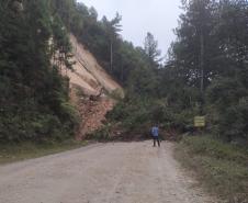 Queda de barreira na PR-092 km 137, em Doutor Ulysses