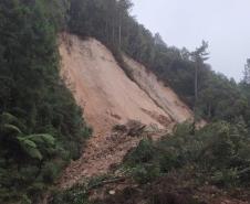 Queda de barreira na PR-092 km 137, em Doutor Ulysses