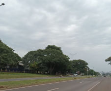 Novos postes sendo instalados na BR-277 em Foz do Iguaçu