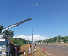 Novos postes sendo instalados na BR-277 em Foz do Iguaçu