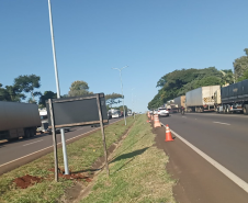 Novos postes sendo instalados na BR-277 em Foz do Iguaçu