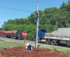 Novos postes sendo instalados na BR-277 em Foz do Iguaçu
