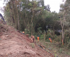 Obra de correção de taludes em União da Vitória