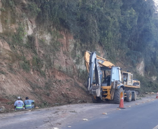 Obra de estabilização de taludes em rodovia de União da Vitória