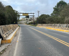Ponte Rio Curralinho (PR-506) no limite entre Piraquara e Quatro Barras: novas barreiras de concreto.
