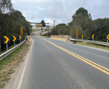 Ponte Rio Curralinho (PR-506) no limite entre Piraquara e Quatro Barras: novas barreiras de concreto.