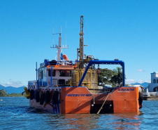 Catamarã para sondagens subaquáticas