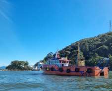 Catamarã para sondagens subaquáticas