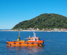 Catamarã para sondagens subaquáticas