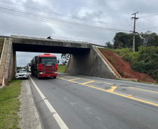 Viaduto R. Newton Laporte (PR-418) em Curitiba: novas descidas d'água.