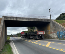 Viaduto R. Newton Laporte (PR-418) em Curitiba: novas descidas d'água.