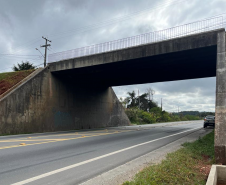 Viaduto R. Newton Laporte (PR-418) em Curitiba: novas descidas d'água.