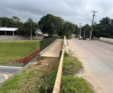 Viaduto R. Newton Laporte (PR-418) em Curitiba: novas descidas d'água.