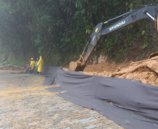 Estrada da Graciosa, limpeza e reparos sendo concluídos