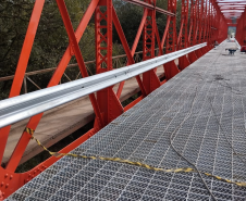 Instalação de defensas metálicas na ponte do Rio da Várzea