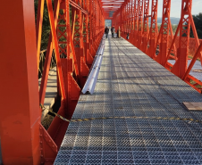 Instalação de defensas metálicas na ponte do Rio da Várzea